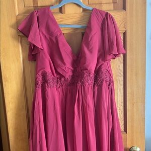 Chic Mauve Maxi Dress with Lace Accents